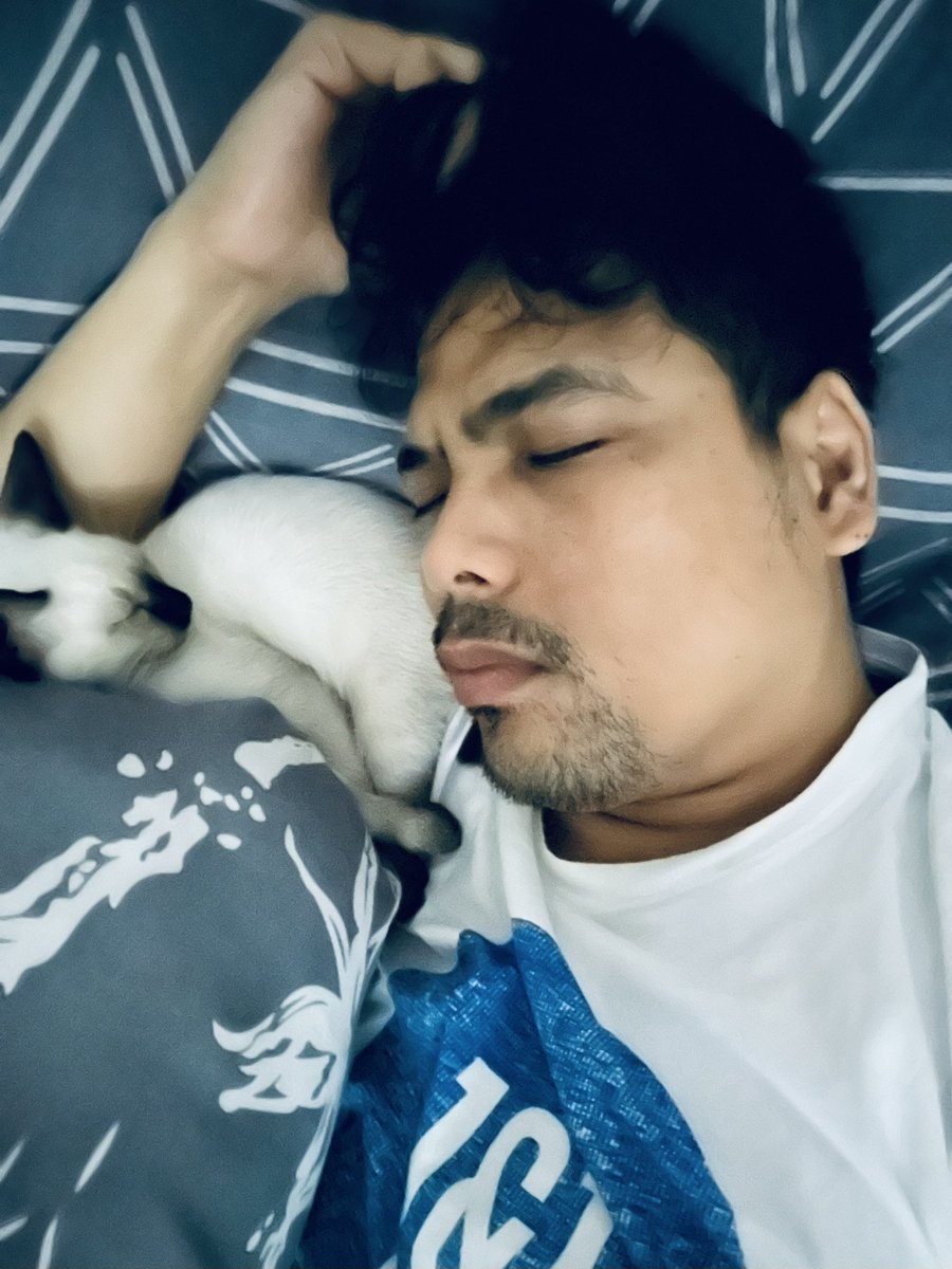 derekalviola's tweet photo. When this little cutie has successfully domesticated you for the past few days as one of her HOOMANS! Now, how can I leave this monster in Makati and let me live my own life? 😢 https://t.co/vi8JNIMPHj