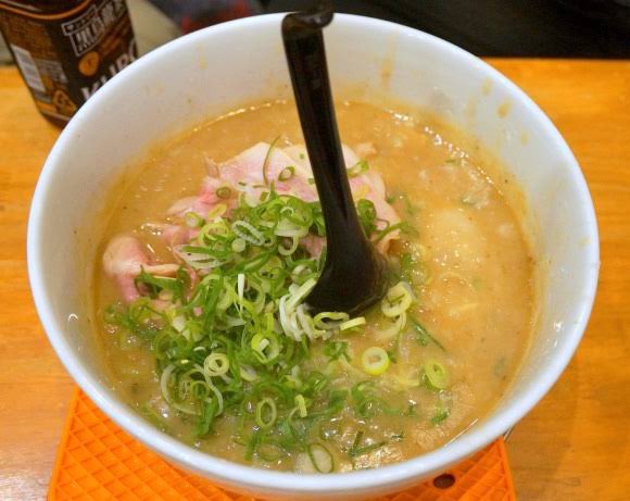 ryryry5555's tweet photo. @Rock_maruuuuu 関西ですが。
奈良県　まりお流
スープが濃厚すぎて蓮華も箸も刺したままビンビンに勃ちます。 https://t.co/bg3Ta6HUPb