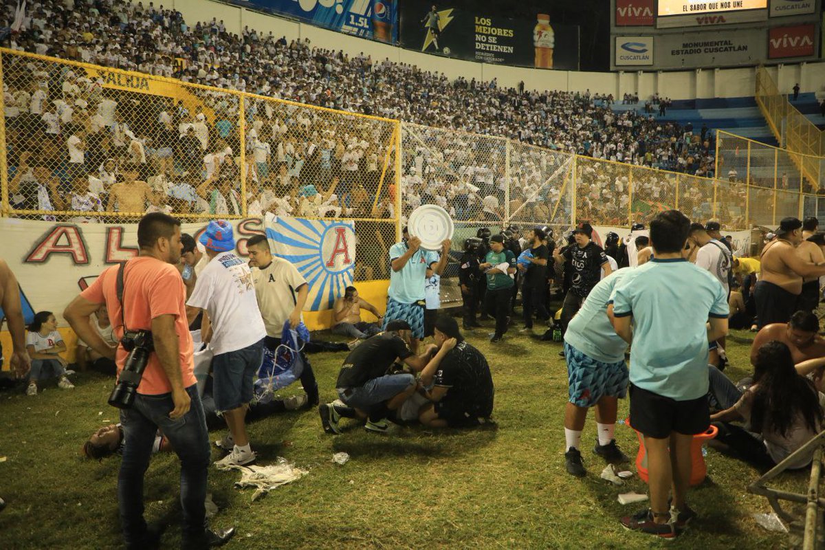 nuevodiaenlinea's tweet photo. #NuevoDía | 🚨¡Tragedia en #ElSalvador! Doce muertos deja #estampida en partido de fútbol. @nayibbukele, @CDeportivoFAS, @AlianzaFC_sv

#EstadioCuscatlan #Estampidahumana #TragediaEnElCuscatlan #TragediaEnElSalvador #NoticiasFalcón

Más información AQUÍ 👇
https://t.co/dV3UstL15B https://t.co/DfJbJQXsRX
