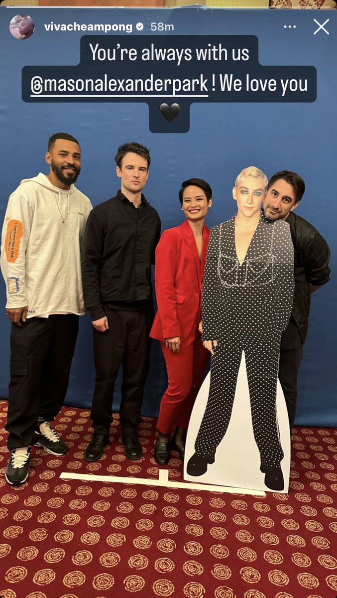 giselleb1234's tweet photo. The Sandman cast together at #basingstokecc . The Mason Alexander Park cardboard cutout is so great π₯Ήπ«Άπ½ #TheSandman #basingstokecomiccon #tomsturridge #ferdinandkingsley https://t.co/LO8280zWXF