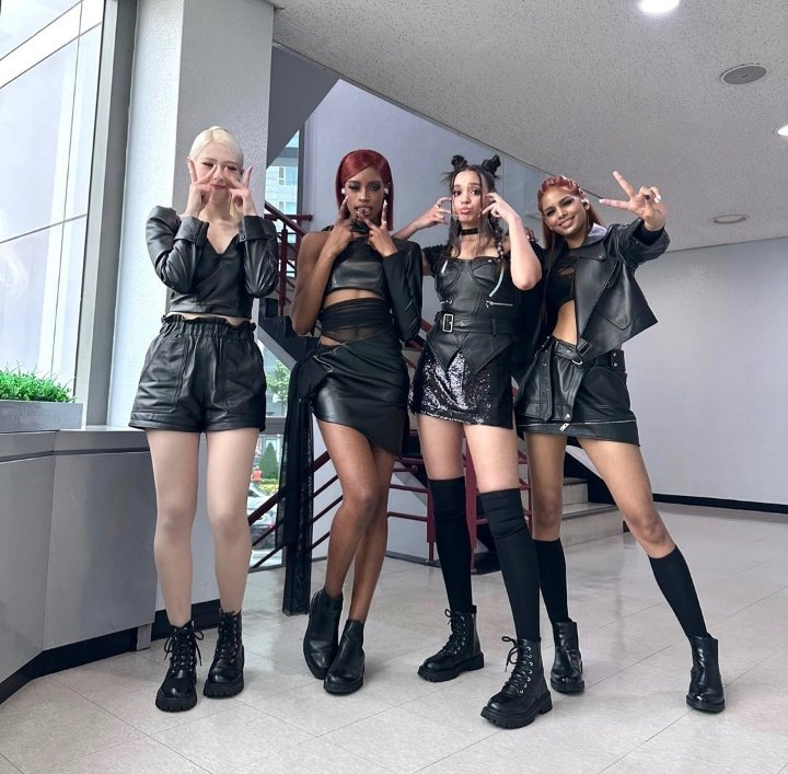 🚨🦢foto novas das meninas na conta oficial do grupo! @blackswan__drent 

instagram.com/p/CsgTn7GraLY/…

#blackswan #블랙스완 #fatou #파투 #gabi #가비 #sriya #스리야 #NVee #앤비 #thatkarma #karma