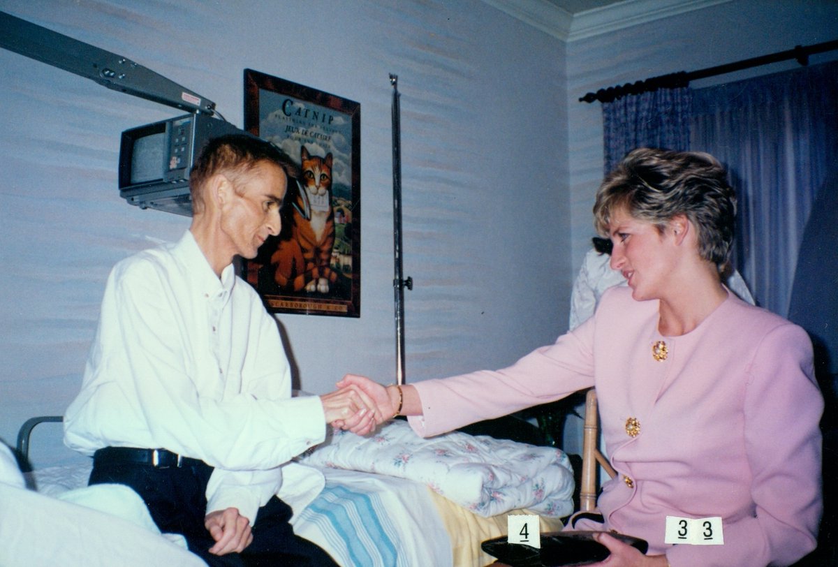 In 1991, @caseyhouseTO made headlines for a handshake between Princess Diana and an ailing resident at the hospice. This is that iconic shot.

In this season's #SFCaseyDiana, we meet residents Thomas and Andre as they prepare to meet the world's most beloved Royal. LIMITED RUN!