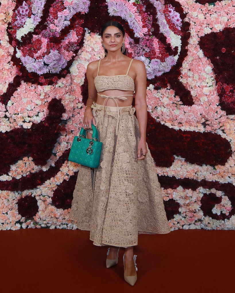 Actress @Aislinn_Derbez arrived for Saturday's nighttime #DiorCruise 2024 show in Mexico City on.dior.com/cruise-2024 wearing a raffia lace #DiorSS23 two-piece by Maria Grazia Chiuri.
#StarsinDior