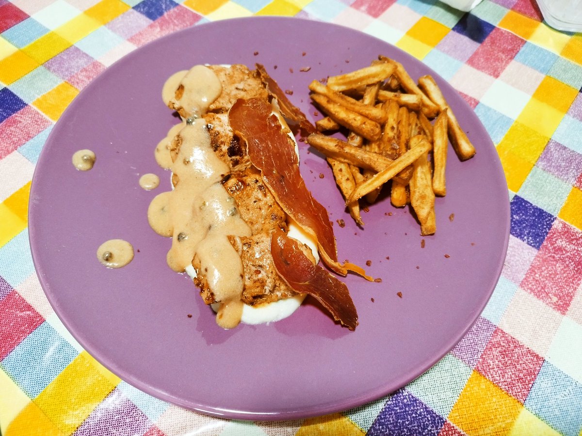 Buenos dias y feliz domingo mis panaas!!
Hoy "Solomillo sobre emulsión de patata a la trufa con salsa de pimienta, crujiente de jamon y berentatas con sal de jamon"
Que aproveche😋