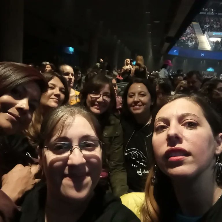 NoTengoNadaArg's tweet photo. Hermoso poder disfrutar en familia, de todas tus fechas @AlejandroSanz y vivirlas al máximo 7/7 #SanzEnVivo🇦🇷 🇦🇷 la felicidad en nuestras caras #HacerCaminoParaDarteUnBeso  #hasquesuceda🙌 https://t.co/Py7GSQie3r