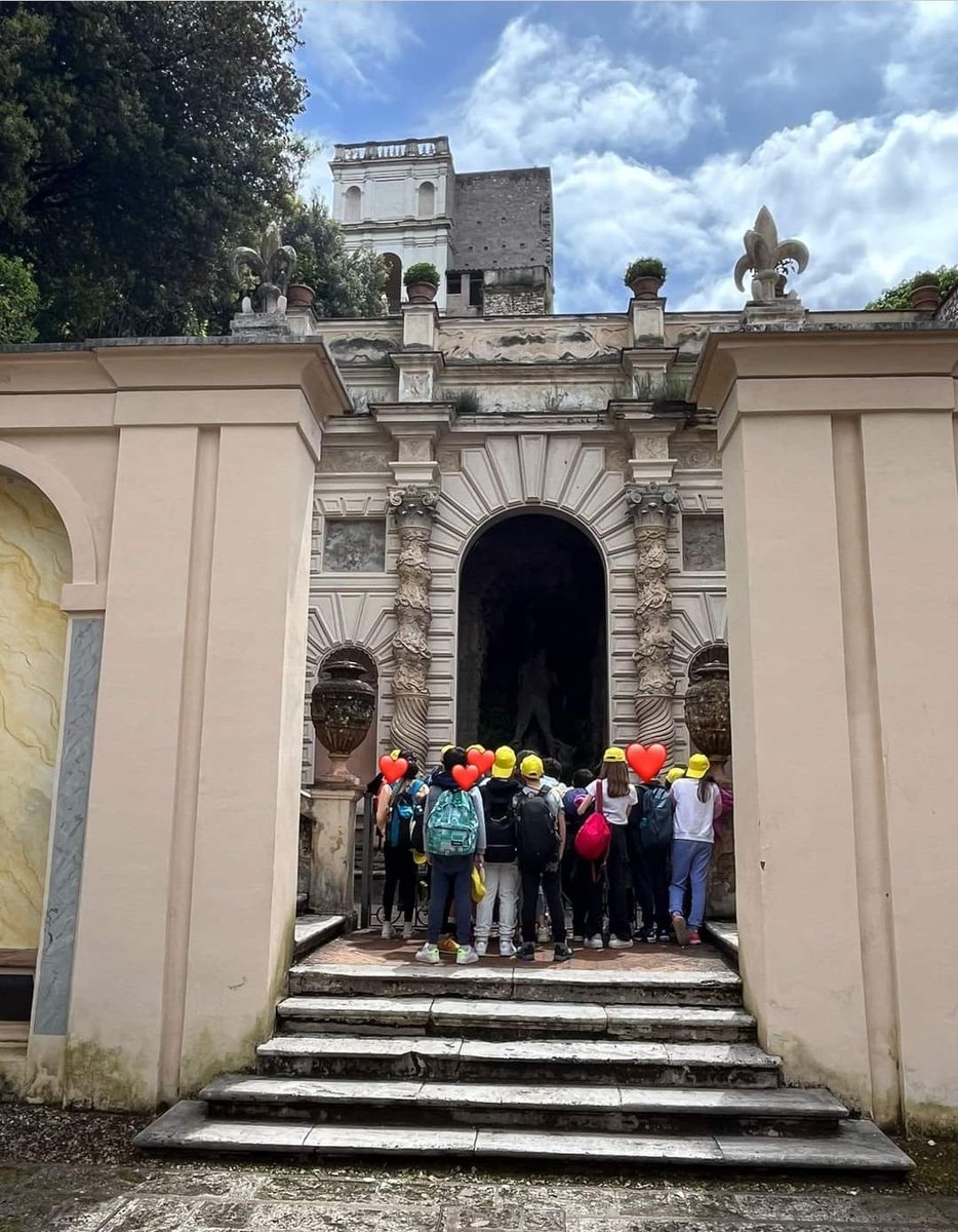 AqCarducci's tweet photo. 🚌 Gita di fine anno nella suggestiva 🏡 Villa d’Este, per salutare gli 🧑‍🎓👩‍🎓 alunni di quinta della 🏫 Scuola Primaria “De Amicis”. https://t.co/LkSGWNJTee