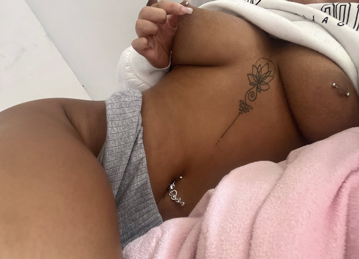 who wants to pinch my little pierced nipples 🥹🥹

#nsfwtwt #nsfwtwtًً #nsfwacc #onlyfans_girl
