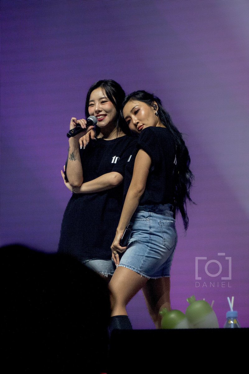 wheesahourly's tweet photo. soulmates 🫂 https://t.co/atIt9OnRck