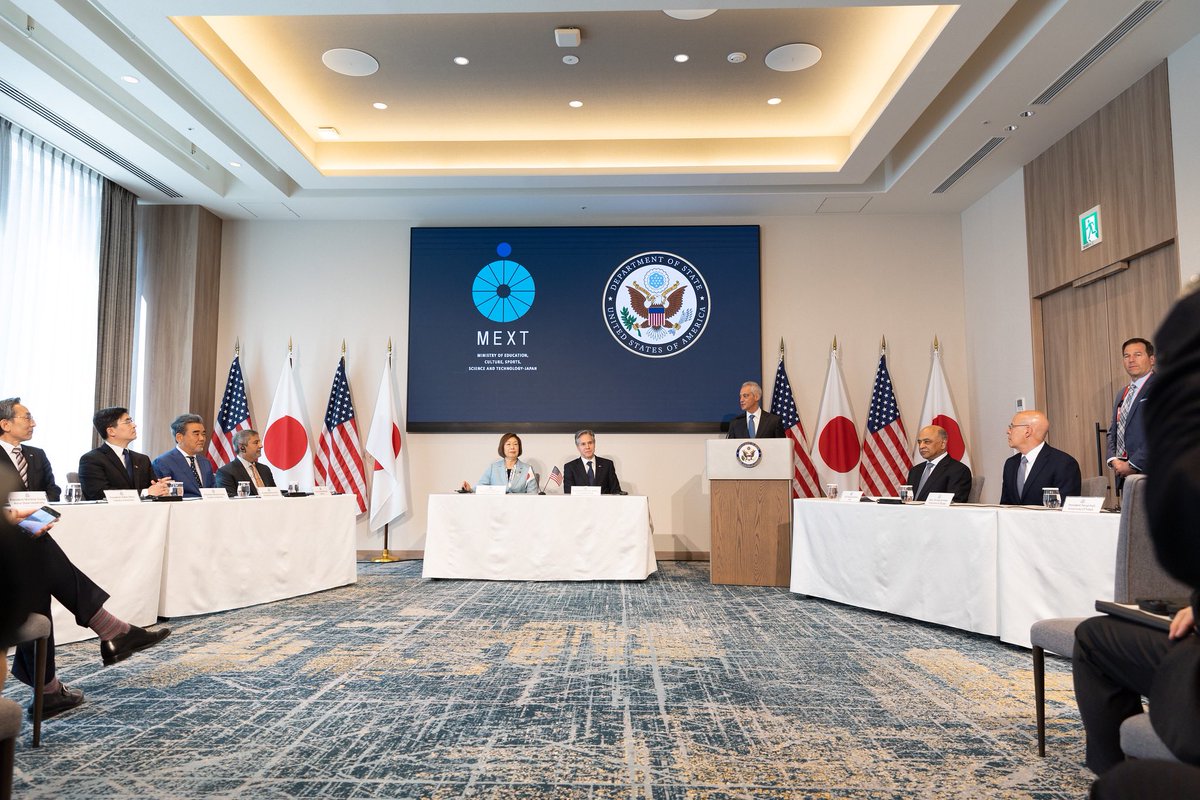 Headway in Hiroshima at the #G7. Two global companies IBM & Google are investing in quantum at two global universities: @UChicago & @UTokyo_News_en. When we invest in the U.S. & Japan’s talent & tech, we deter & defend against China’s economic coercion. jp.usembassy.gov/us-japan-launc…