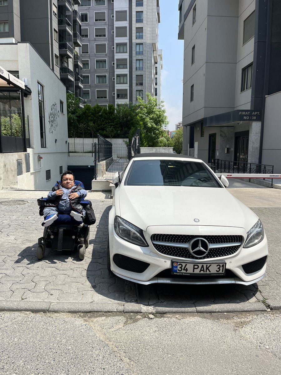 serkanyakin's tweet photo. Burası Ayşe Çavuş cad. Bağdat caddesine 500 metre mesafede bir nokta civardaki insanlar sayesinde şahsın Koçtaş’a girdiğini tespit ettim aynı kişi ile 2. Kez bu konudan karşı karşıya geliyorum.. adama senin yüzünden yola indim araba çarpacaktı dediğim de adamın cevabı şu oldu.. https://t.co/ulTzfVhGDP