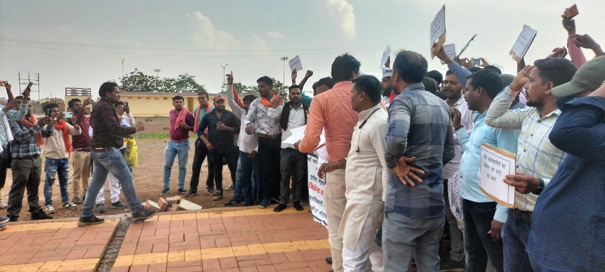 <a href="/ChhattisgarhCMO/">CMO Chhattisgarh</a> <a href="/DurgDist/">Durg</a> #विद्युत विभाग के ठेका कर्मचारियों को ठेका प्रथा से मुक्ति कर सीधे विभाग से वेतन दो। ठेका प्रथा बंद करो। विभाग में समायोजन नियमितीकरण करो   <a href="/bhupeshbaghel/">Bhupesh Baghel</a> <a href="/TS_SinghDeo/">T S Singhdeo</a> <a href="/MohanMarkamPCC/">MOHAN MARKAM</a> <a href="/AmitSahuBjp/">Amit Sahu</a> <a href="/ajaysahucgpcc/">Dr.Ajay sahu (ठेठ छत्तीसगढ़िया)</a> <a href="/kumari_selja/">Kumari Selja</a>