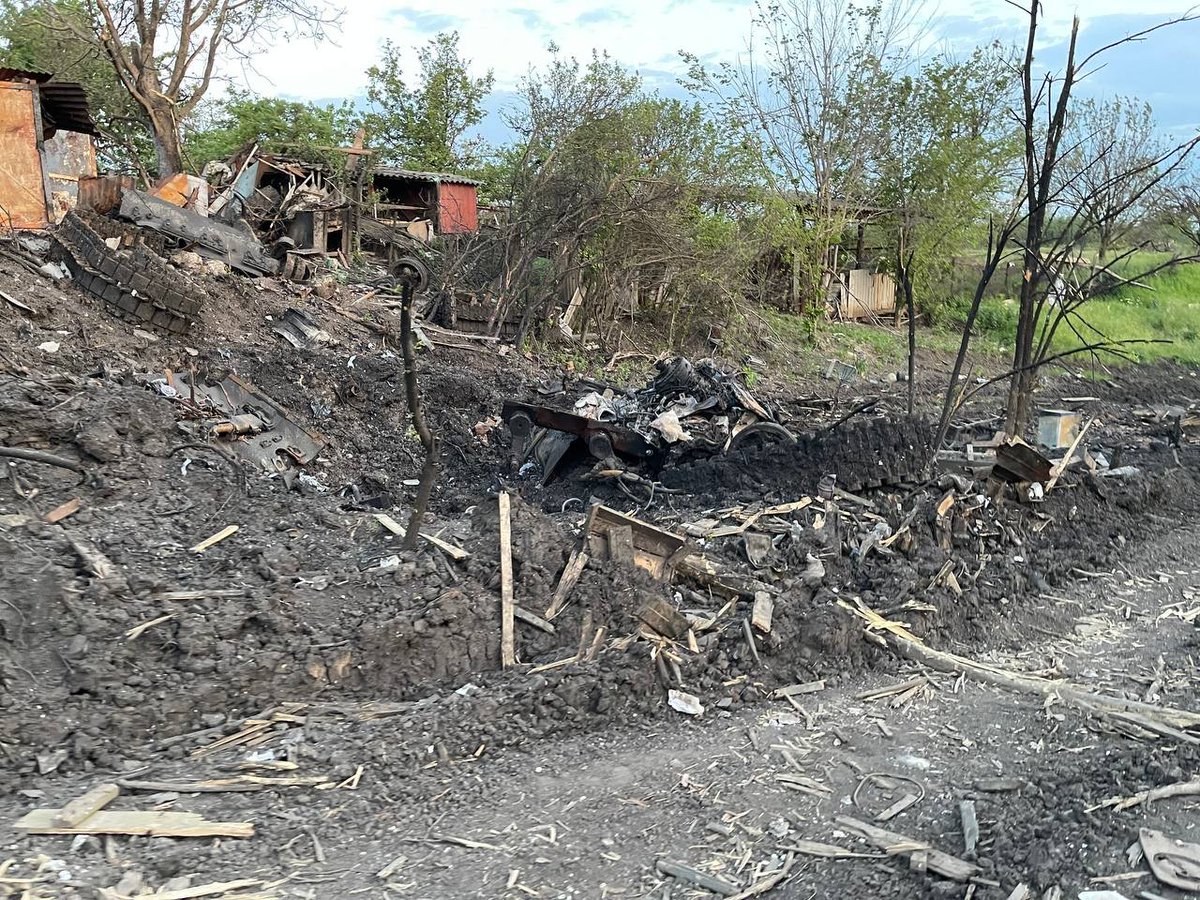 #Ukraine: In Andriivka near Bakhmut, #Donetsk Oblast, a convoy of Russian vehicles blew up on RAAM/AT-2 remotely delivered anti-tank landmines. A T-80BVM tank and at least 4 BMP IFVs were damaged and abandoned. 

Another T-80BV-series tank was also completely destroyed nearby.