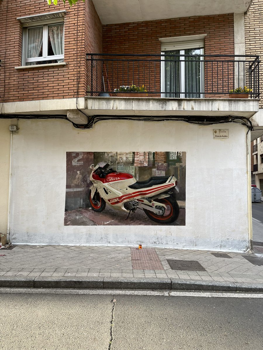 1vanvuu's tweet photo. Una Honda CBR que pinte en Salamanca con esmalte acrílico https://t.co/GtojXNXOvR