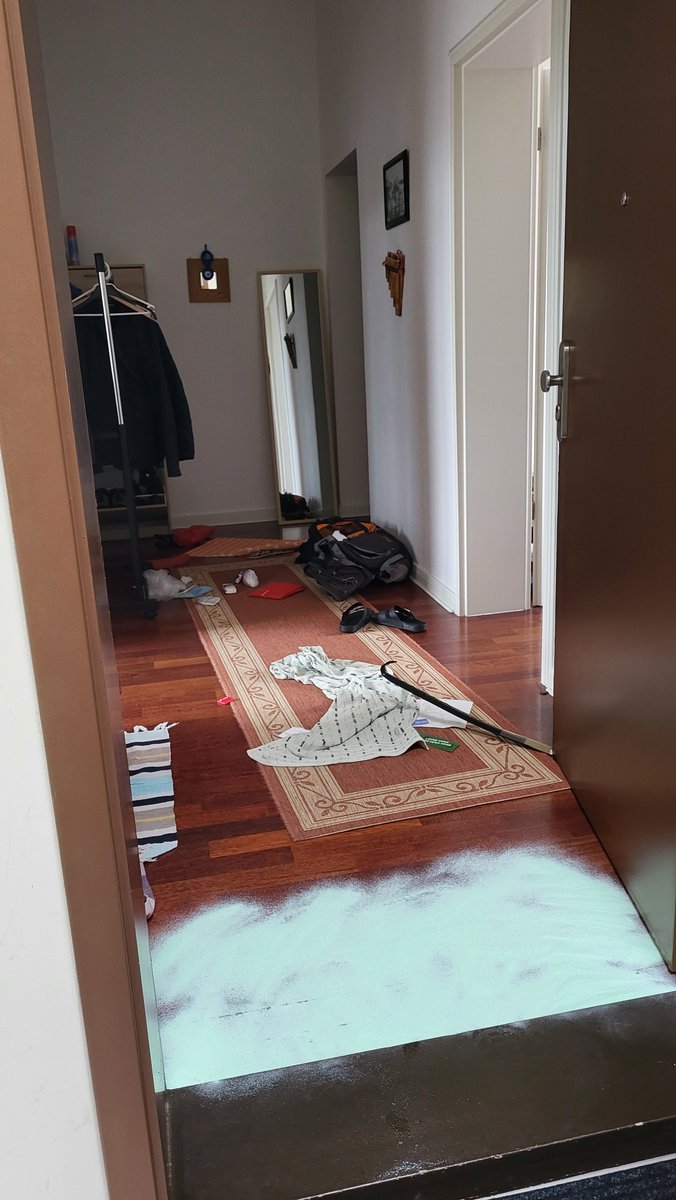 OrhanAk30903259's tweet photo. Wohnungseinbruch mit Säure in meine Wohnung!
Kopie von Klageschrift gegen @_verdi an die Wohnungstür gehängt.

Am 20. Mai 2023 kam ich gegen 10.00 Uhr nach Hause und bemerkte an der Hauseingangstür von einem gewaltsamen Einbruch. Hier die Infos 👇

https://t.co/OmDTNRm5oW https://t.co/6gf6d6Vn6u