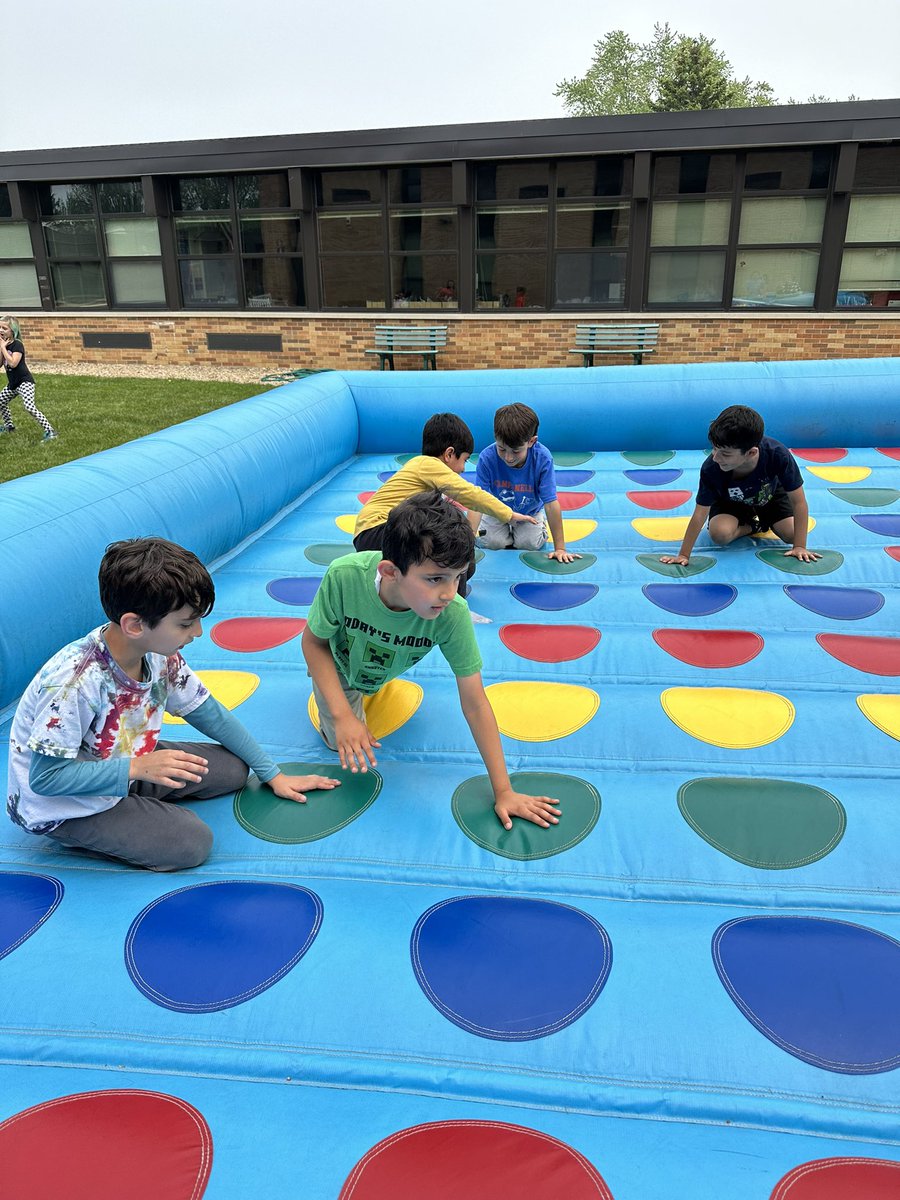 MrsKellyTwarog's tweet image. Field Day fun! 🤩 #TeamCampi