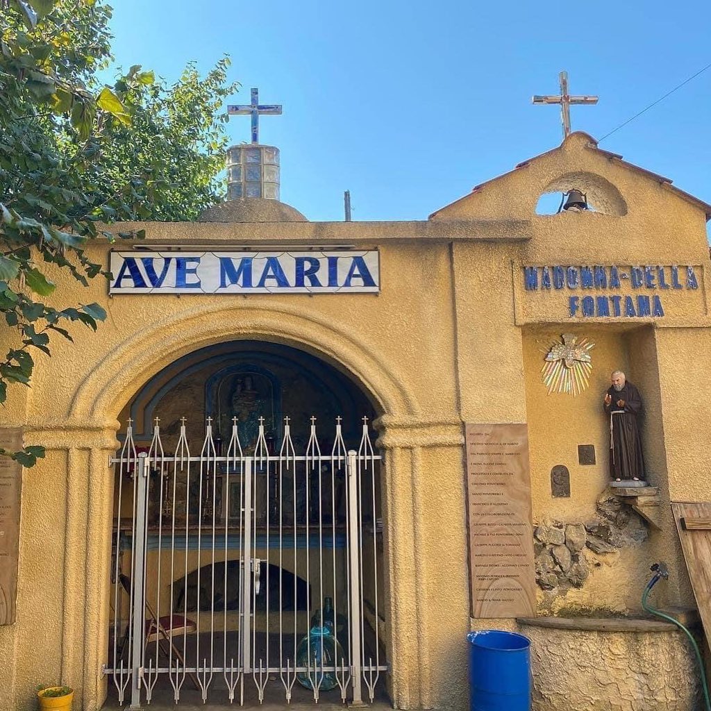 TonyAtTheTable's tweet image. Shrine of Madonna della Fontana on the grounds of Our Lady of Mount Carmel Roman Catholic Church in #DownNeck, #NewarkNJ.  Italian immigrants from #Spilinga (Provincia di #ViboValentia) in #Calabria brought their devotion to her with them to their new home in Newark’s #Ironbound.