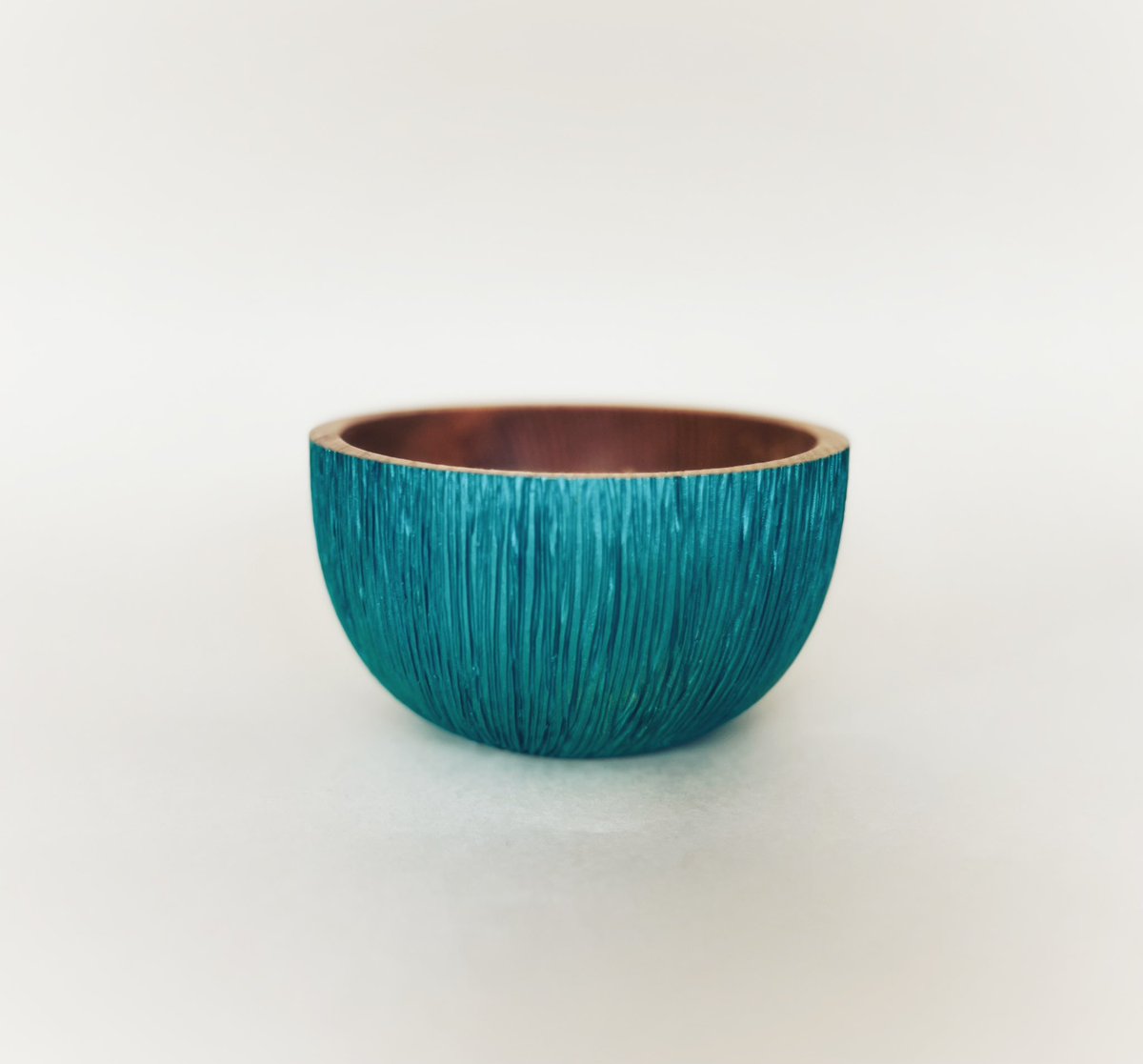 Today’s offerings from the workshop, piece of olive ash, textured using the dremel, coloured using Pebeo green iridescent paint, and dry brushed with Pebeo gold paint. #pebeo #ScottishCraftHour #woodturningbowls #highlands #woodturning