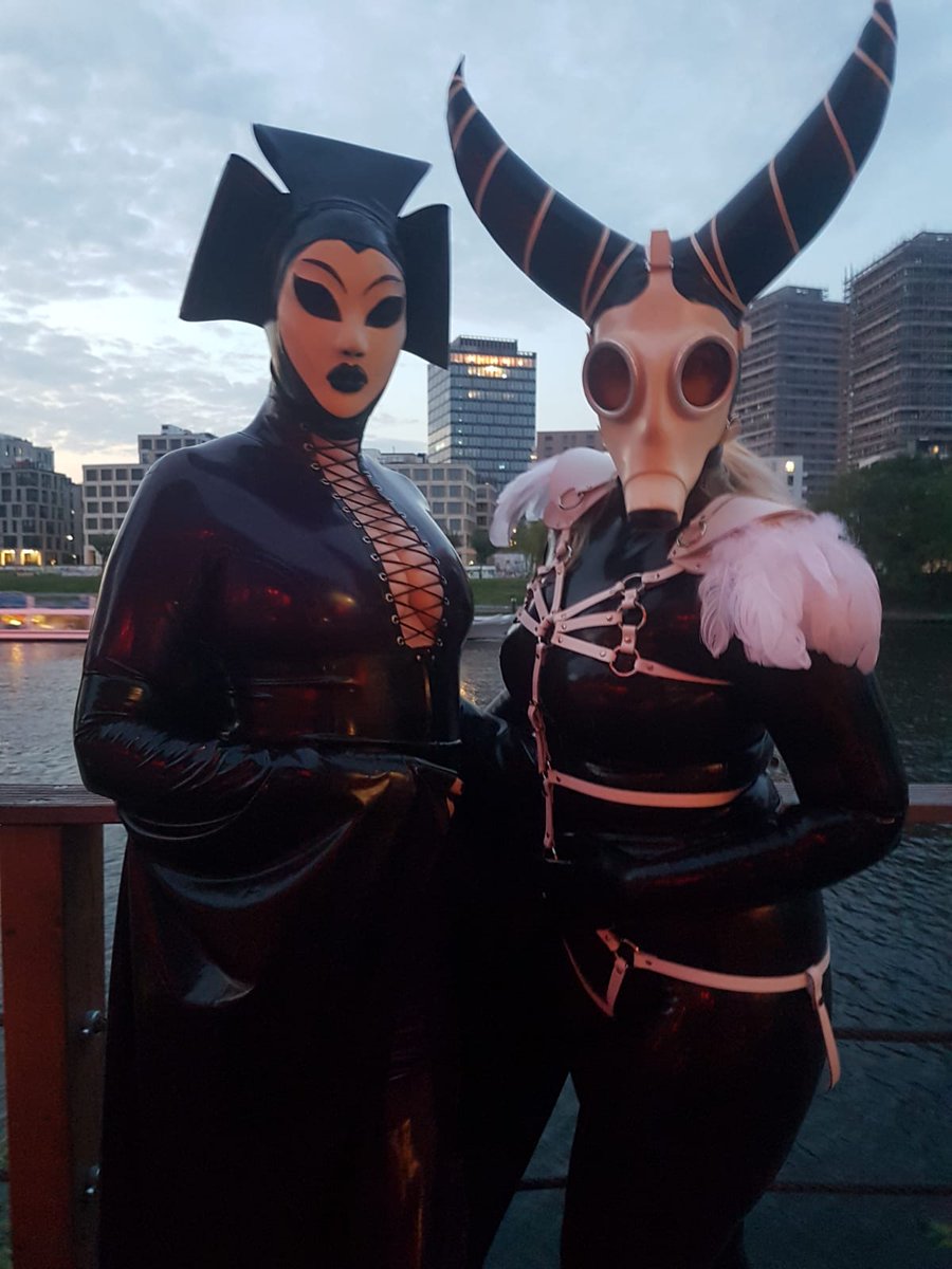 Sun setting over #GFB2023 at the ball with @boundinlatex. I met so many lovely people and saw amazing creations