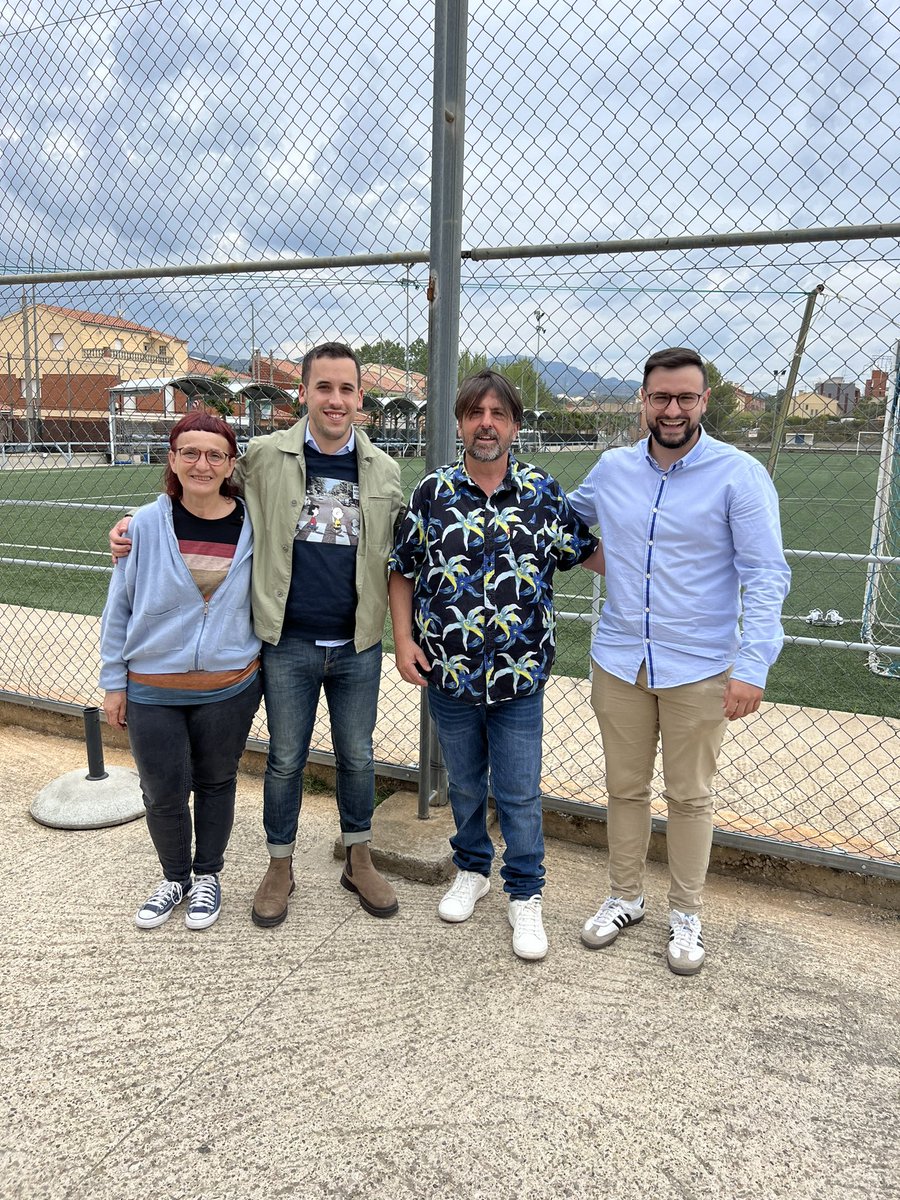 marsal_llimona's tweet photo. ⚽️Aquest matí hem visitat la Unió Esportiva de #CanTrias de la mà del Cristobal Caballero, directiu responsable de l’àrea social. 

💪🏽Cal felicitar el compromís i la feinada incondicional que fa tot l’equip al capdavant d’un club arrelat al barri i al municipi. 

#AmbTuHoFarem https://t.co/jTCbapaeJM