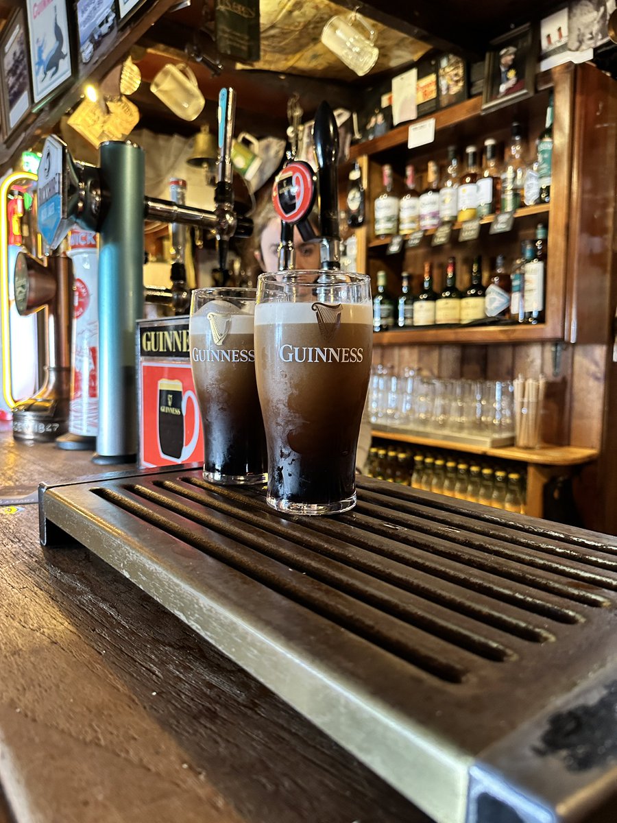 rosskie's tweet photo. First holiday pints in Downings https://t.co/copZj87syH