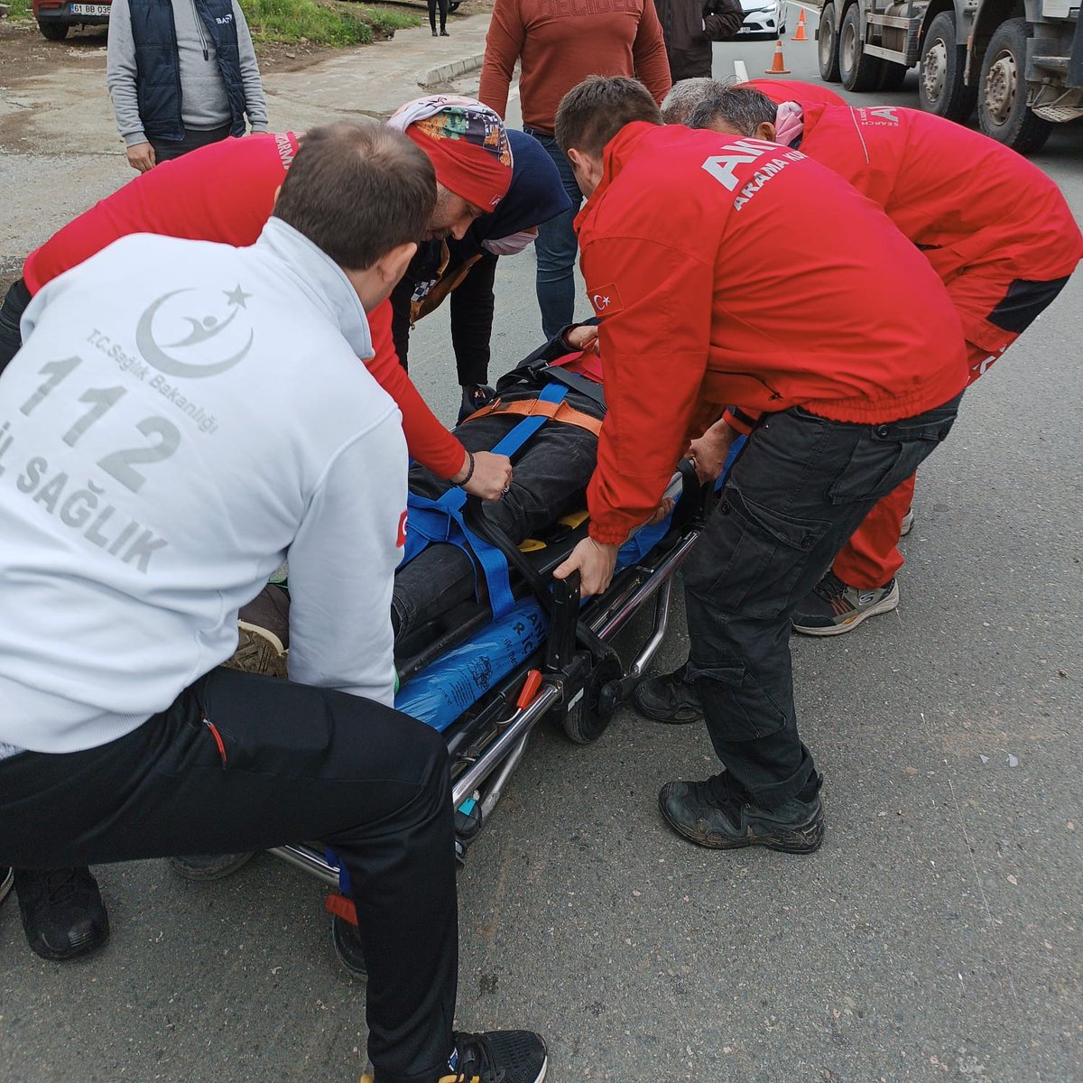#AKUTGiresun ekibimiz, Trabzon'da katıldığı tatbikattan dönüşte, Akçaabat İlçesi Helvacı Mevkiinde meydana gelen trafik kazasında çevre güvenliği alarak yaralıları araçtan çıkartmış ve sağlık ekiplerine teslim etmiştir.