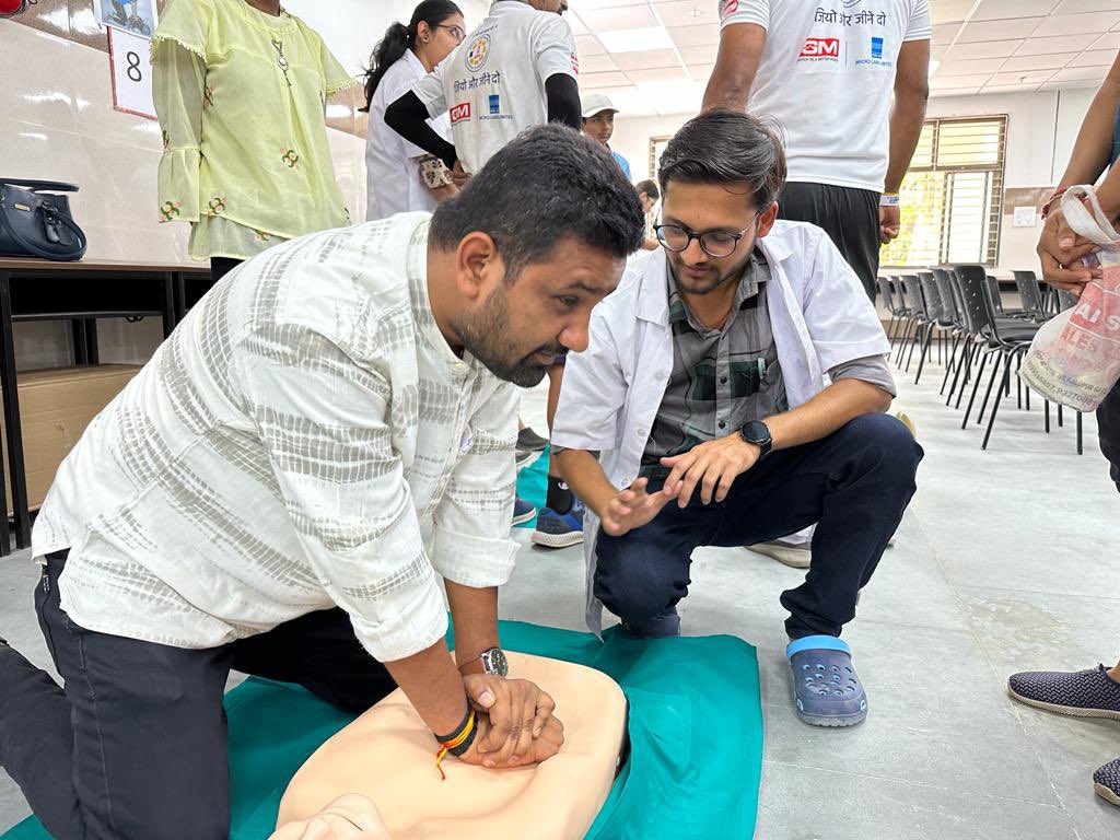 harsh_adroja's tweet image. COLS(Compression only Life Support)…
Teaching People to how to give CHEST COMPRESSION 
Best way to revives your family members or any unknown person who collapsed suddenly..
#cpr #revive #chestcompression #basiclifesupport