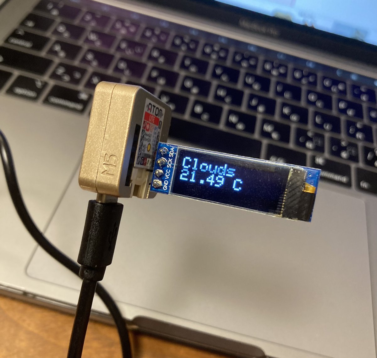 robotakao's tweet image. 現在の天気と気温を表示できた
#M5Atom #SSD1306 #OLED #M5Stack