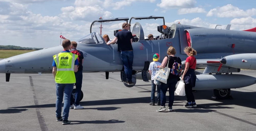 AEC_Skyline's tweet photo. Bij @AEC_Skyline zijn we nog aan het nagenieten van de #hoogvliegersdag gisteren op @AirportEelde. Daarom delen we nog wat extra indrukken van deze fantastische, door de @Hoogvliegers georganiseerde dag.
#AECSkyline #fastairsupport #ISRsupport #criticaldatasolutions #hoogvliegers https://t.co/hiksZHtf4A