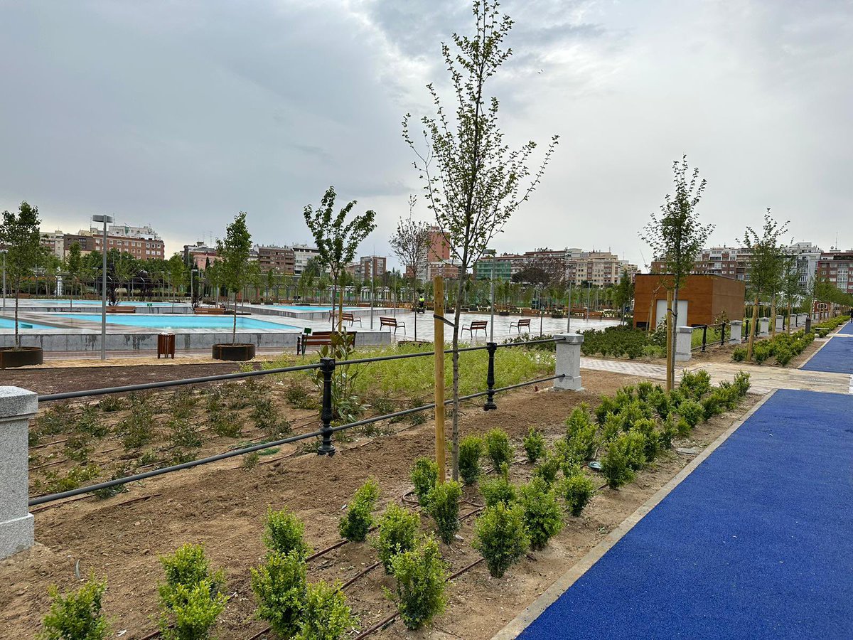 Desde hoy el nuevo Parque de Santander, en Chamberí, está abierto para todos los madrileños. 

Para hacer todo tipo de deportes, ejercicio, actividades con niños, fuentes…

Un nuevo pulmón verde, vida para Madrid.