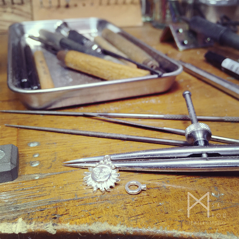 Misaboustudio's tweet photo. 【ブログ更新しました】
太陽(顔)モチーフのシルバーネックレス/デザイン持ち込みオーダーメイド

https://t.co/KDKFlbs5jE

#オーダーメイドジュエリー　#シルバーネックレス　#ジュエリー工房 https://t.co/88kKFAOlBT