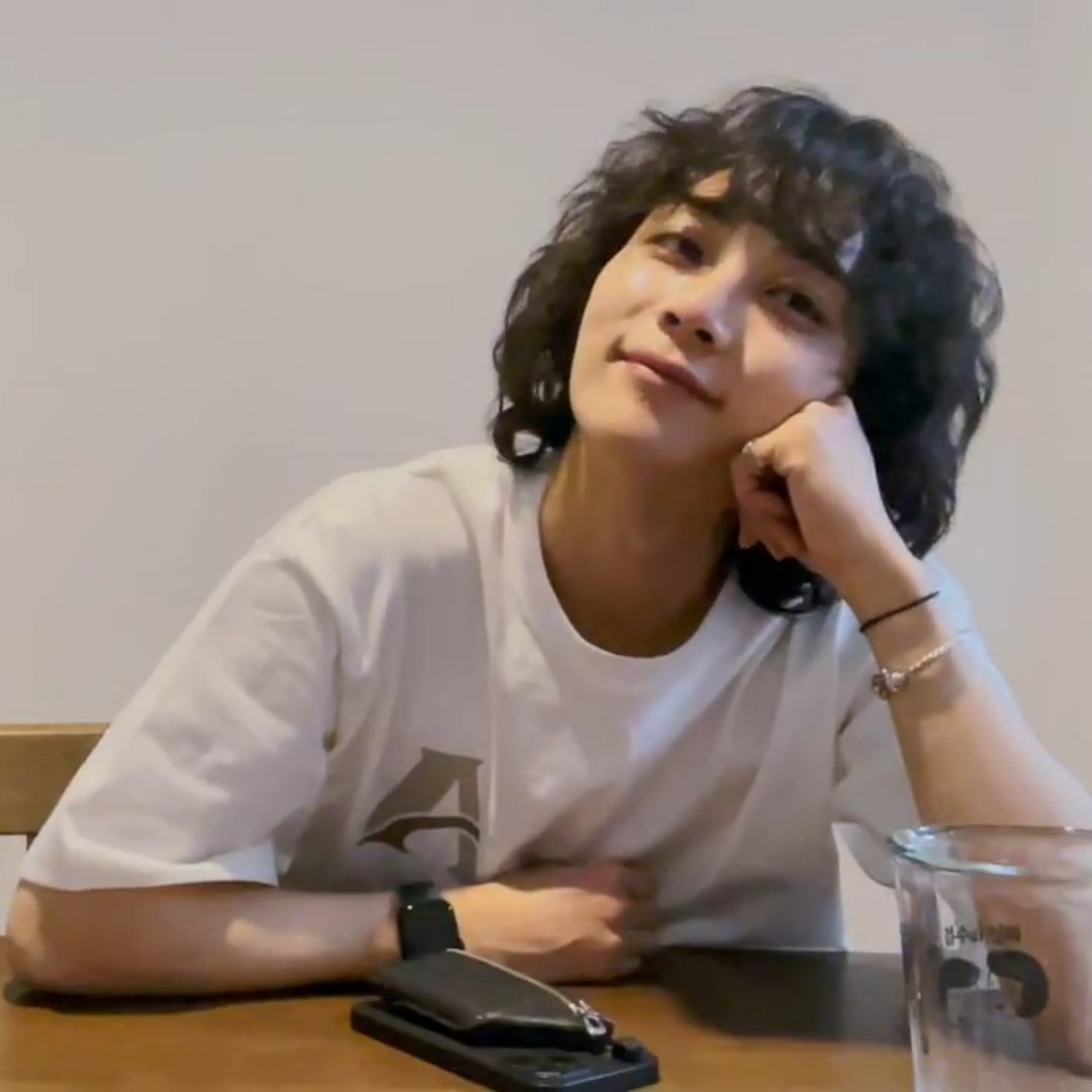 chamchincoco's tweet image. I cant believe im baby girling a man reaching his 30s... but HERE WE ARE

I cant stop taking scs of jeonghan 🥲