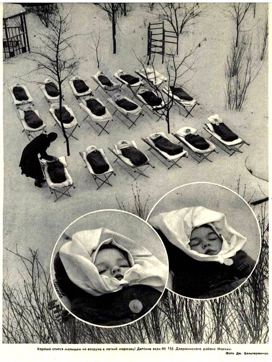 ❄️ Des bébés dormant à l'extérieur d'un hôpital à Moscou en 1958, dans le but de 'renforcer leur système immunitaire', selon la tradition. Une pratique appelée aussi 'la sieste nordique'.

Dans certains pays nordiques, le fait de faire dormir les enfants dehors (même en plein…