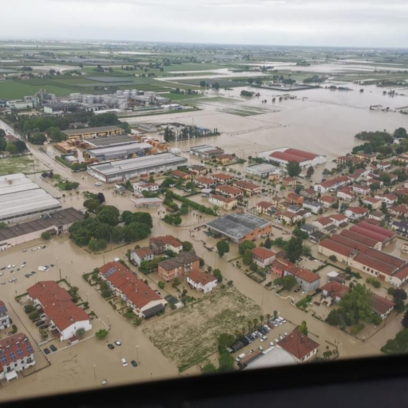 EU_Commission's tweet photo. Following a new request for assistance from Italy, we have mobilised offers of pumping equipment from 🇦🇹, 🇧🇬, 🇩🇪, 🇫🇷, 🇵🇱, 🇷🇴, 🇸🇮 and 🇸🇰 the EU Civil Protection Mechanism to help the Italian authorities deal with heavy floods. 

More ↓

(Photo @DPCgov)
