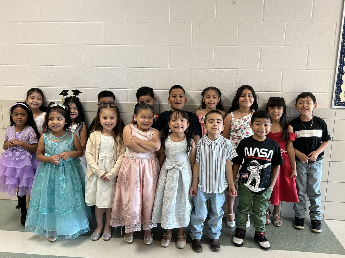 MsPRangel's tweet photo. Kindergarten graduation! Loving their caps! https://t.co/d71ux9hN3R
