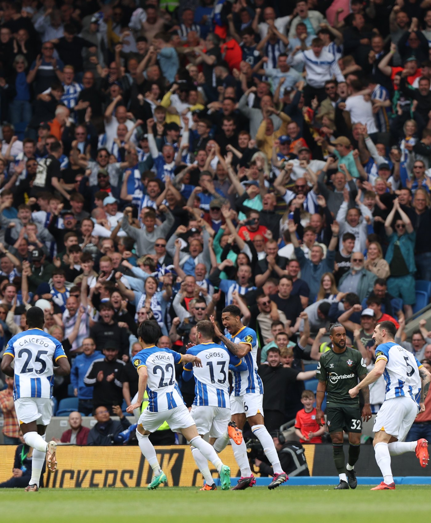 Pascal celebrating with his back to camera and the North Stand going crazy. Get in!!!