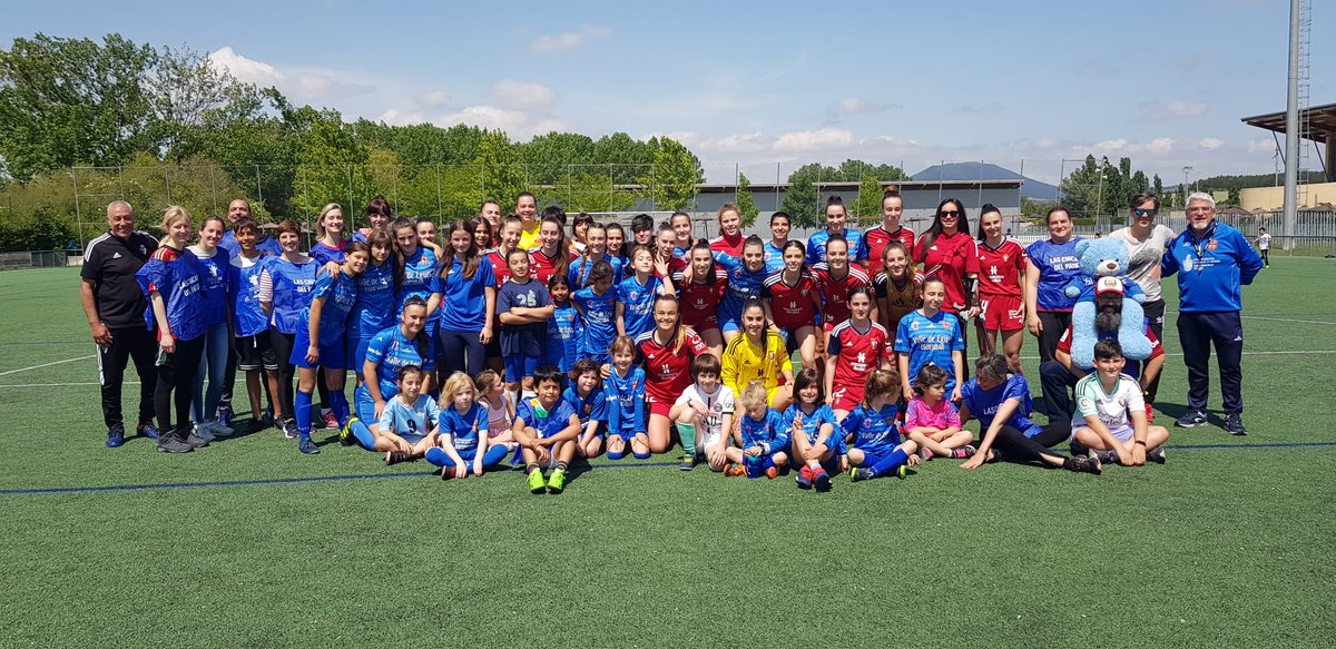 Los distintos equipos femeninos del <a href="/AUPAEGUES/">C.D. VALLE DE EGÜÉS FUTBOL</a> posando junto al recién ascendido <a href="/Osasuna/">C. A. OSASUNA</a> C en la Fiesta del Futbol Femenino organizada para homenajear a #laschicasdelpatio pioneras #futboldivertidofemenino que con tanta dignidad están compitiendo, a pesar de las dificultades