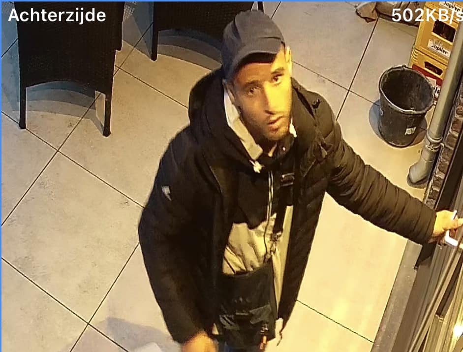 Deze meneer heeft vanmorgen bij ons ingebroken, gelukkig is het alarm afgegaan en is hij er vandoor gegaan.
Wie kent deze meneer ?
Delen graag ..