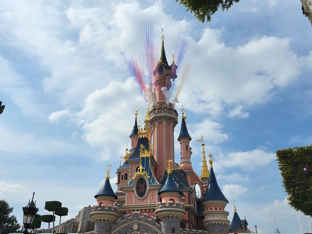 Dream and shine brighter ✨

#DisneylandParis #disneylandparis30
