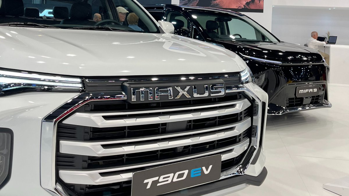 automobilebcn's tweet photo. 🚘⚡#Maxus ha presentado sus coches 100 % #eléctricos: el #MIFA9, un gran monovolumen de 7 plazas y 435 km de autonomía; y el #T90EV, un robusto pick up de 5 plazas para afrontar sin emisiones las condiciones de trabajo más duras. 

¡Últimas horas! 🎟 https://t.co/2VCaezQ2H3 https://t.co/c0BZLSSSI0