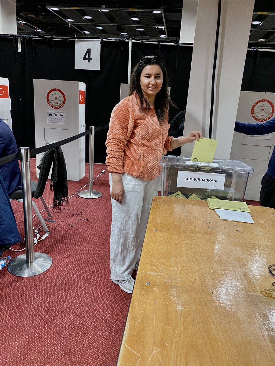 GulayDmr07's tweet photo. 1) Alışmışlardı tabi şehit aileleri ötede yasını çeksin ağlasın demeye ne zaman bir şehit yakını sesini çıkarsa ya boynu sıkılıp anasına avradınıda sövüyorlardı yada “siz kendinize şehit oldunuz bize mi oldunuz”deniliyordu veya “yalancı-iftiracısınız”diye hakarete maruz kalıyordu https://t.co/p4U0cmVQ29