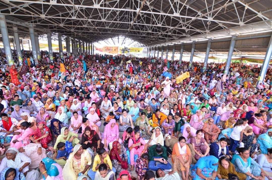 shushma20031262's tweet photo. आज Saint Gurmeet Ram Rahim Ji के मार्गदर्शन में आज राजस्थान के हनुमानगढ़ ज़िले में विशाल #SatsangBhandara का आयोजन किया गया, #BhandaraAtRajasthan में लाखों लोगों ने  मानवीय कल्याणकारी कार्य करते हुए भाग लिया, आध्यात्मिक भजन गाए और एक साथ मेडिटेशन किया। और #SpiritualSunday किया। https://t.co/43TYv3fX4b