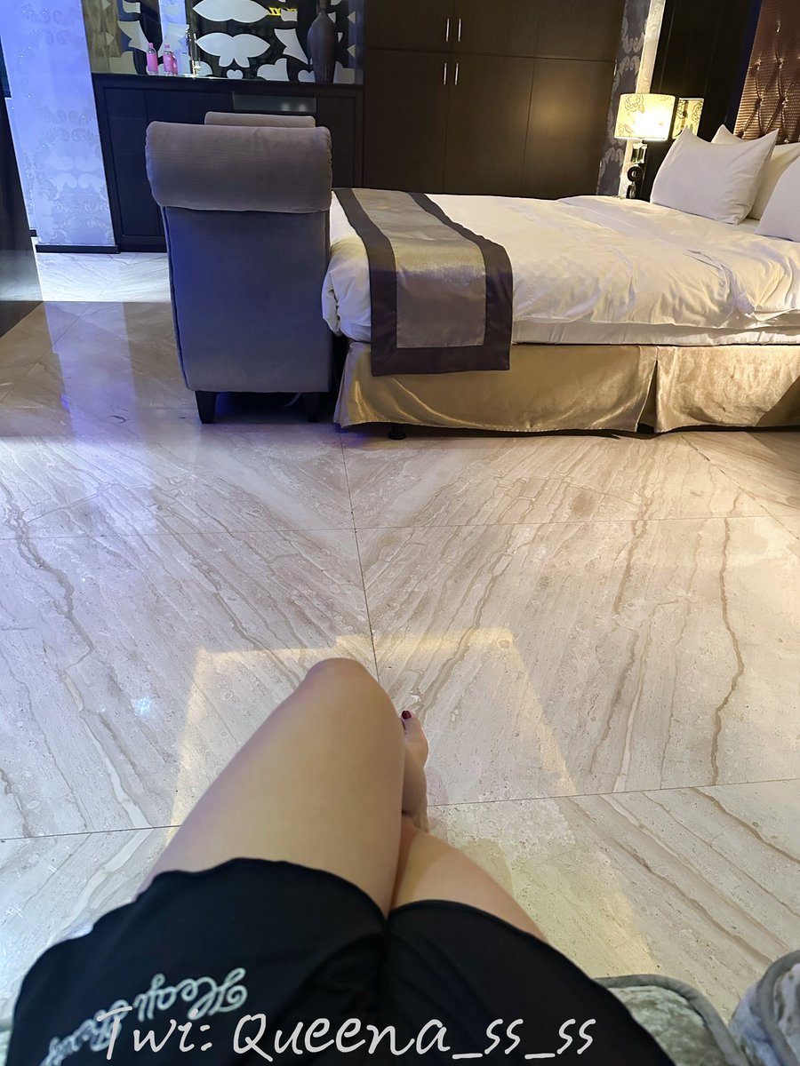 Queena_ss_ss's tweet photo. 最近真的好累啊，有沒有人要幫我按摩一下腳
#女s #戀足 #按摩 #sm https://t.co/C3ojm7mKBX