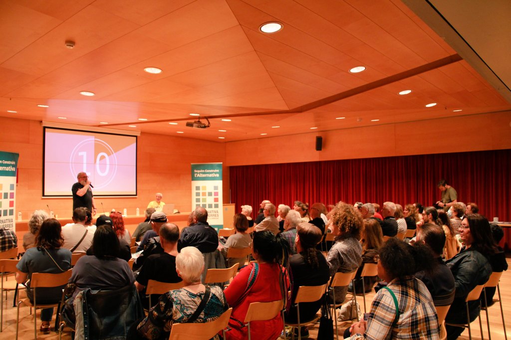 RubenCasellas's tweet photo. Ple de gom a gom a l'auditori de La Tecla Sala en l'acte central d'@AE_LHospitalet . Molt orgullós de #LHospitaletQueLluita. Amb aquesta gent hem d'entrar a l'Ajuntament sí o sí, només depèn de tu
#SomAELH https://t.co/T90ilY0NvP