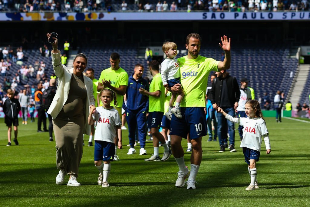 ItsAWagWagWorld's tweet photo. #KateGoodland #HarryKane and their children greet Spurs fans after the match between Tottenham Hotspur and Brentford FC on May 20. #TottenhamHotspur #PremierLeague https://t.co/wAROGEO9Uh