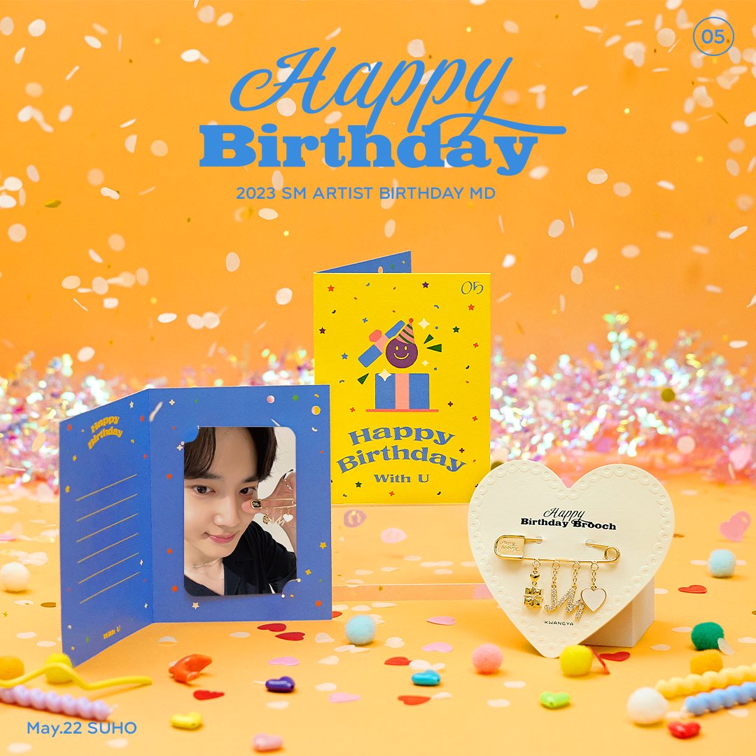 smtown_andstore's tweet photo. SUHO의 생일을 기념하는 ARTIST BIRTHDAY BROOCH&BIRTHDAY CARD를 만나보세요!🥳 
아티스트의 이니셜로 포인트를 준 러블리한 드롭 스타일 브로치 2종과 축하 메시지도 적을 수 있는 귀여운 생일카드까지!
브로치를 생일 카드에 걸어 데스크 위 특별한 소품으로 활용 해 보는건 어떨까요?

🔹 ONLINE
✔ https://t.co/8yR5wBpU7m
✔ 판매일시 : 2023. 05. 22 (MON) 14:00 (KST)~ 2023. 05. 24 (WED) 23:59 (KST)

🔹 OFFLINE
✔ 판매매장 : KWANGYA@SEOUL, KWANGYA@EVERLAND
✔ 판매일시 : 2023. 05. 22 (MON) 매장 오픈시부터~

*KWANGYA@EVERLAND는 BIRTHDAY CARD만 판매합니다.
*판매처별 상품 출시일 확인 후 방문 부탁드립니다.