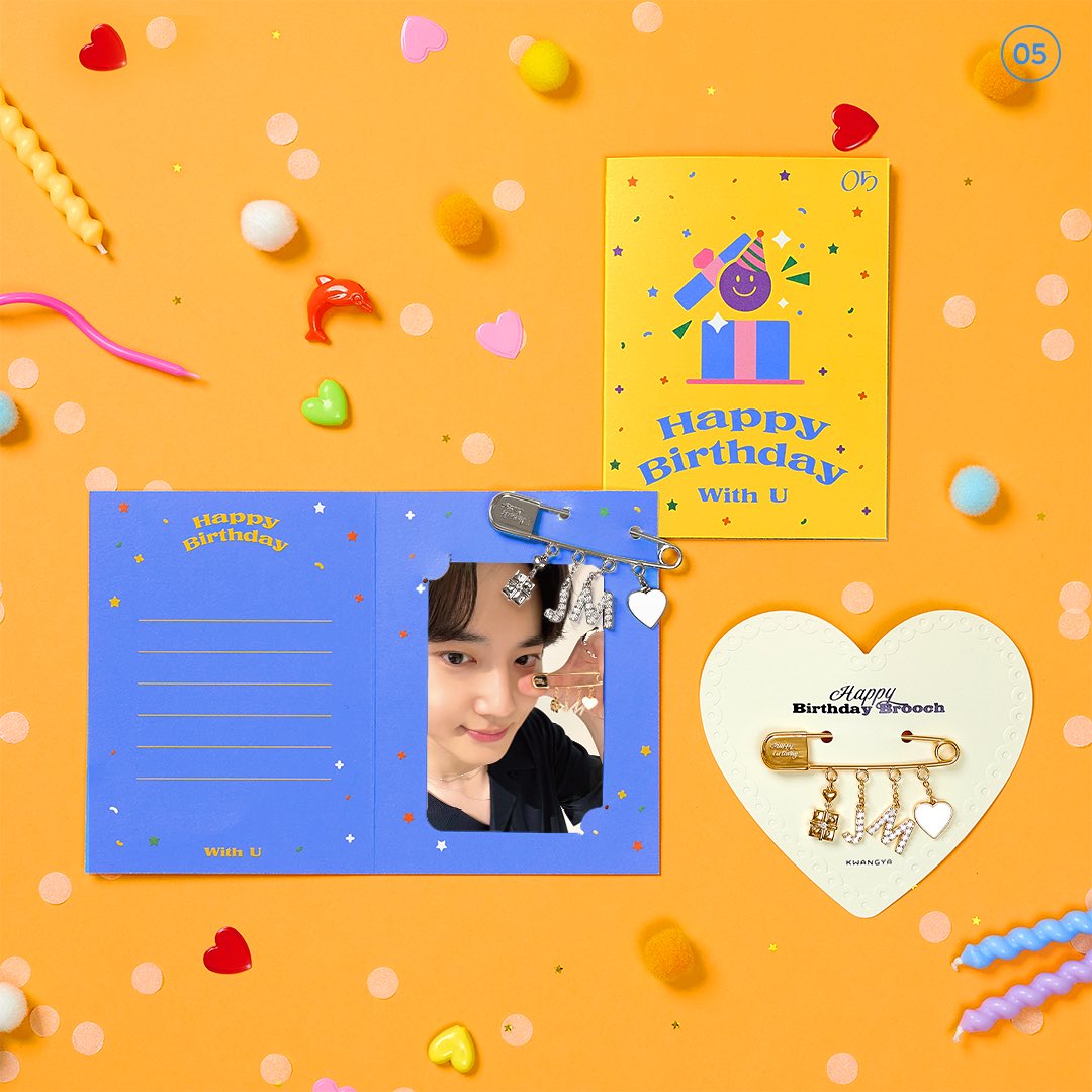 smtown_andstore's tweet photo. SUHO의 생일을 기념하는 ARTIST BIRTHDAY BROOCH&BIRTHDAY CARD를 만나보세요!🥳 
아티스트의 이니셜로 포인트를 준 러블리한 드롭 스타일 브로치 2종과 축하 메시지도 적을 수 있는 귀여운 생일카드까지!
브로치를 생일 카드에 걸어 데스크 위 특별한 소품으로 활용 해 보는건 어떨까요?

🔹 ONLINE
✔ https://t.co/8yR5wBpU7m
✔ 판매일시 : 2023. 05. 22 (MON) 14:00 (KST)~ 2023. 05. 24 (WED) 23:59 (KST)

🔹 OFFLINE
✔ 판매매장 : KWANGYA@SEOUL, KWANGYA@EVERLAND
✔ 판매일시 : 2023. 05. 22 (MON) 매장 오픈시부터~

*KWANGYA@EVERLAND는 BIRTHDAY CARD만 판매합니다.
*판매처별 상품 출시일 확인 후 방문 부탁드립니다.