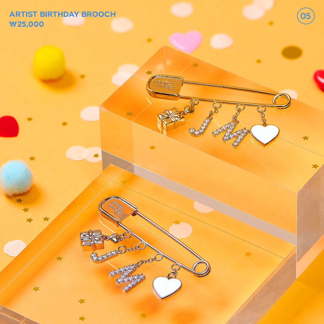 smtown_andstore's tweet photo. SUHO의 생일을 기념하는 ARTIST BIRTHDAY BROOCH&BIRTHDAY CARD를 만나보세요!🥳 
아티스트의 이니셜로 포인트를 준 러블리한 드롭 스타일 브로치 2종과 축하 메시지도 적을 수 있는 귀여운 생일카드까지!
브로치를 생일 카드에 걸어 데스크 위 특별한 소품으로 활용 해 보는건 어떨까요?

🔹 ONLINE
✔ https://t.co/8yR5wBpU7m
✔ 판매일시 : 2023. 05. 22 (MON) 14:00 (KST)~ 2023. 05. 24 (WED) 23:59 (KST)

🔹 OFFLINE
✔ 판매매장 : KWANGYA@SEOUL, KWANGYA@EVERLAND
✔ 판매일시 : 2023. 05. 22 (MON) 매장 오픈시부터~

*KWANGYA@EVERLAND는 BIRTHDAY CARD만 판매합니다.
*판매처별 상품 출시일 확인 후 방문 부탁드립니다.