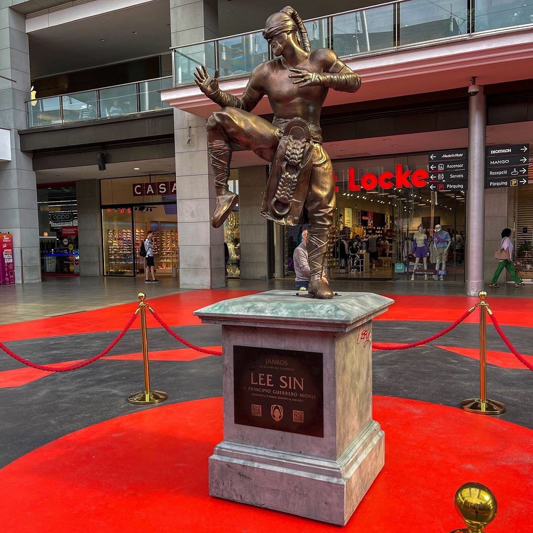 Estatuas de campeones ubicadas en el continente Europeo en conmemoración a jugadores por el MSI 2023. 

Ubicaciones:
• Kai'Sa: Paris, Francia
• Orianna: Londres, Reino Unido
• LeBlanc: Berlín, Alemania
• Lee Sin: Barcelona, España

#LeagueOfLegends