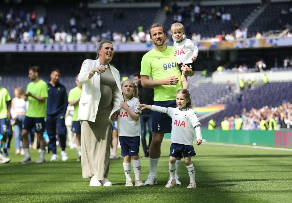 ItsAWagWagWorld's tweet photo. #KateGoodland #HarryKane and their children greet Spurs fans after the match between Tottenham Hotspur and Brentford FC on May 20. #TottenhamHotspur #PremierLeague https://t.co/wAROGEO9Uh
