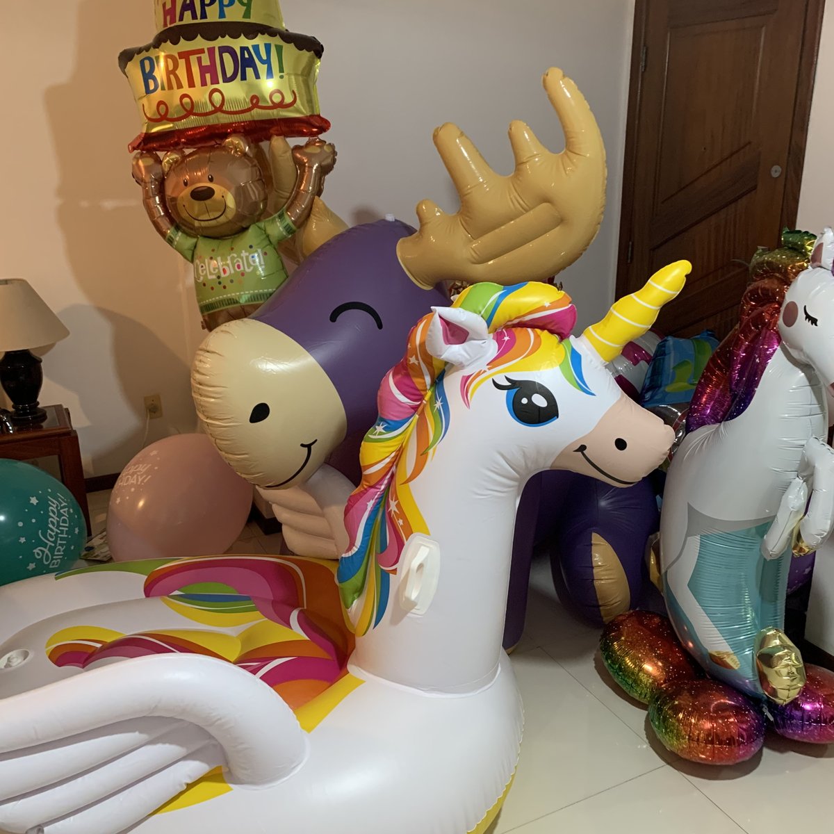 Pkiller661's tweet photo. Birthday Vibes! ๐ฆ๐๐
More on my Instagram page...
#squeakysaturday
#unicorn #unicorns #balloon #balloons #moose #sprinkler #moosesprinkler #inflatable #inflatables #pooltoy #pooltoys #float #floats #floatie #floaties #floaty #floatys #poolfloat #poolfloats #boia #inflavel https://t.co/tjnATcSzeE